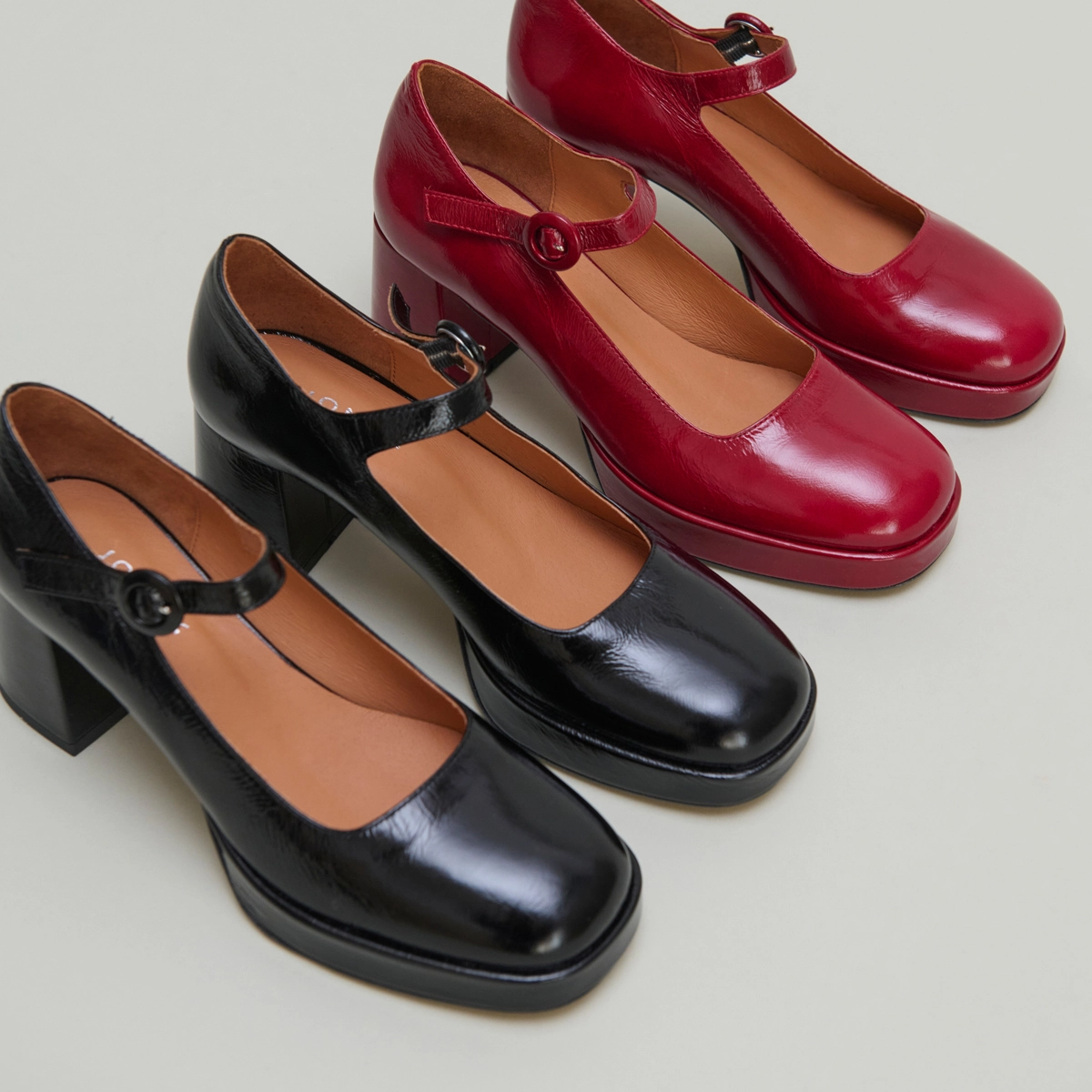 Babies with heels and unique straps in black shiny leather | VUELO