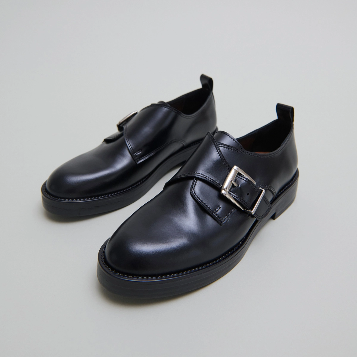 Derbies with adjustable buckles in black glazed leather | ARCHIBALD