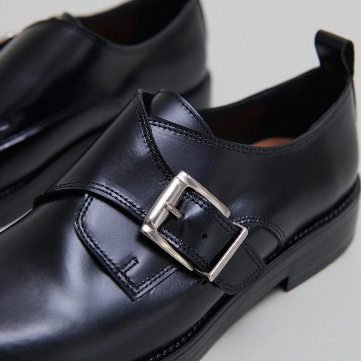 Derbies with adjustable buckles in black glazed leather | ARCHIBALD