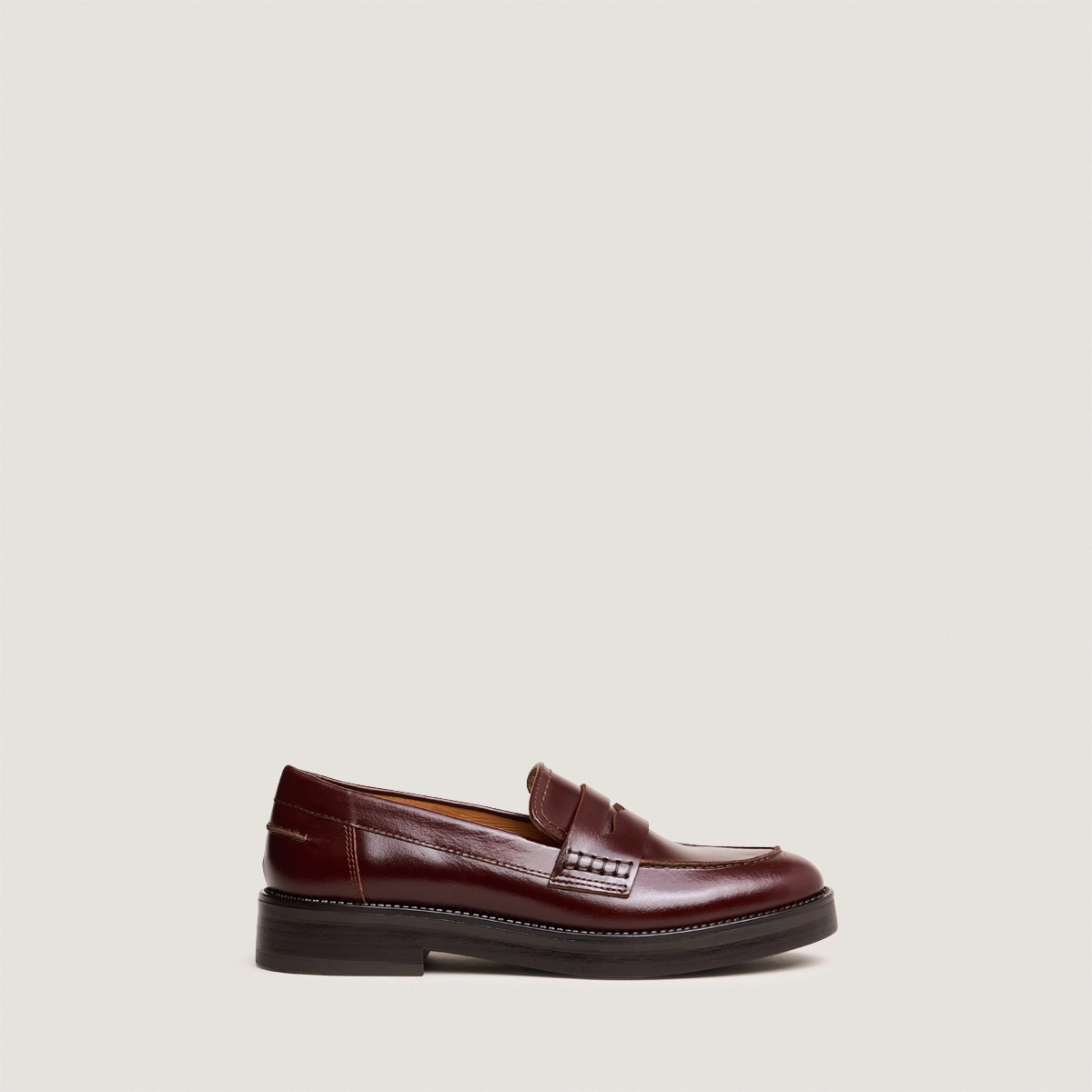 Round-toed loafers in brown leather | MIRNA