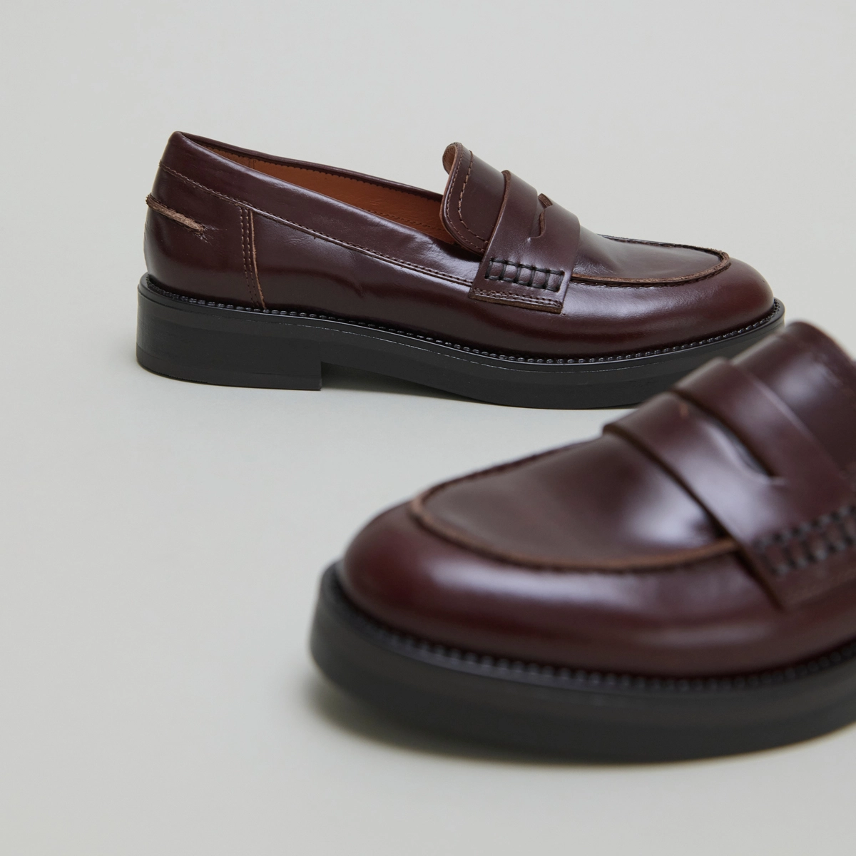 Round-toed loafers in brown leather | MIRNA