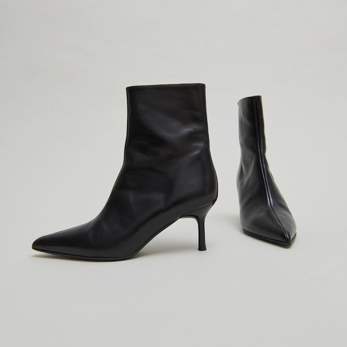 Pointed-toe ankle boots in black leather | DIEM