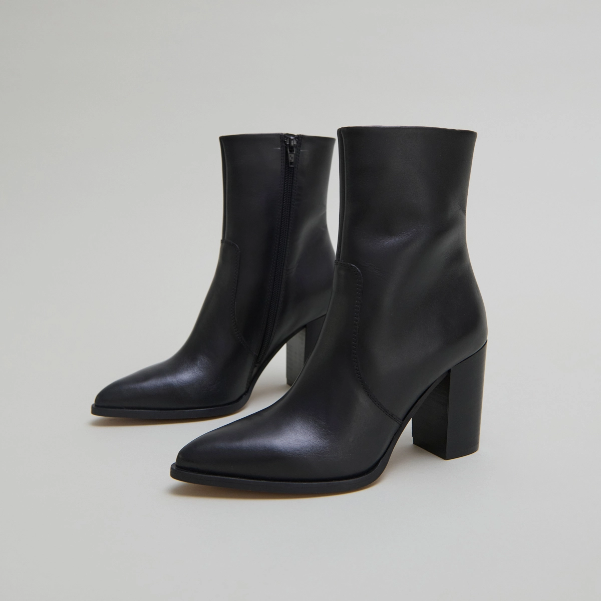 Heeled ankle boots in black leather | PERLE