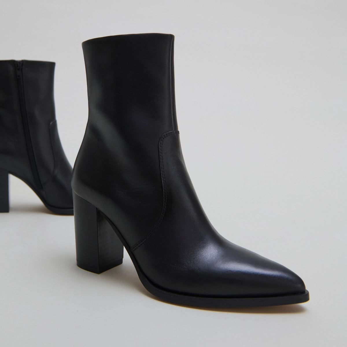 Heeled ankle boots in black leather | PERLE
