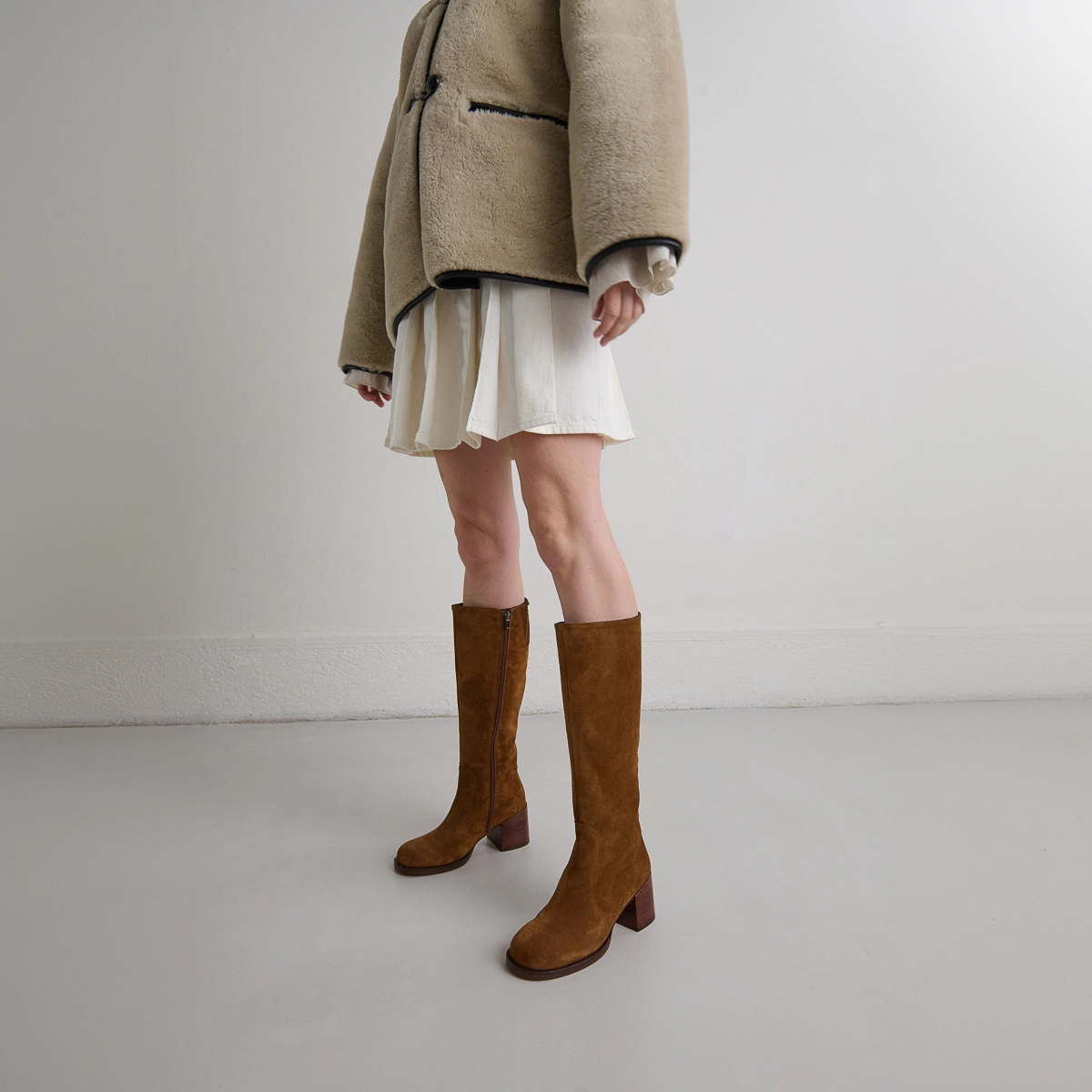 Boots with heels and rounded toes in cognac suede | BIENVENUE