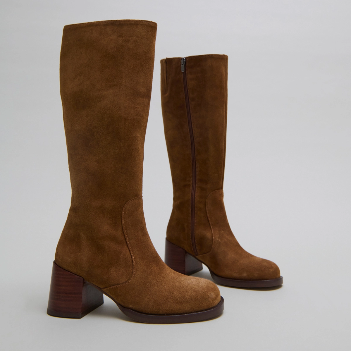 Boots with heels and rounded toes in cognac suede | BIENVENUE