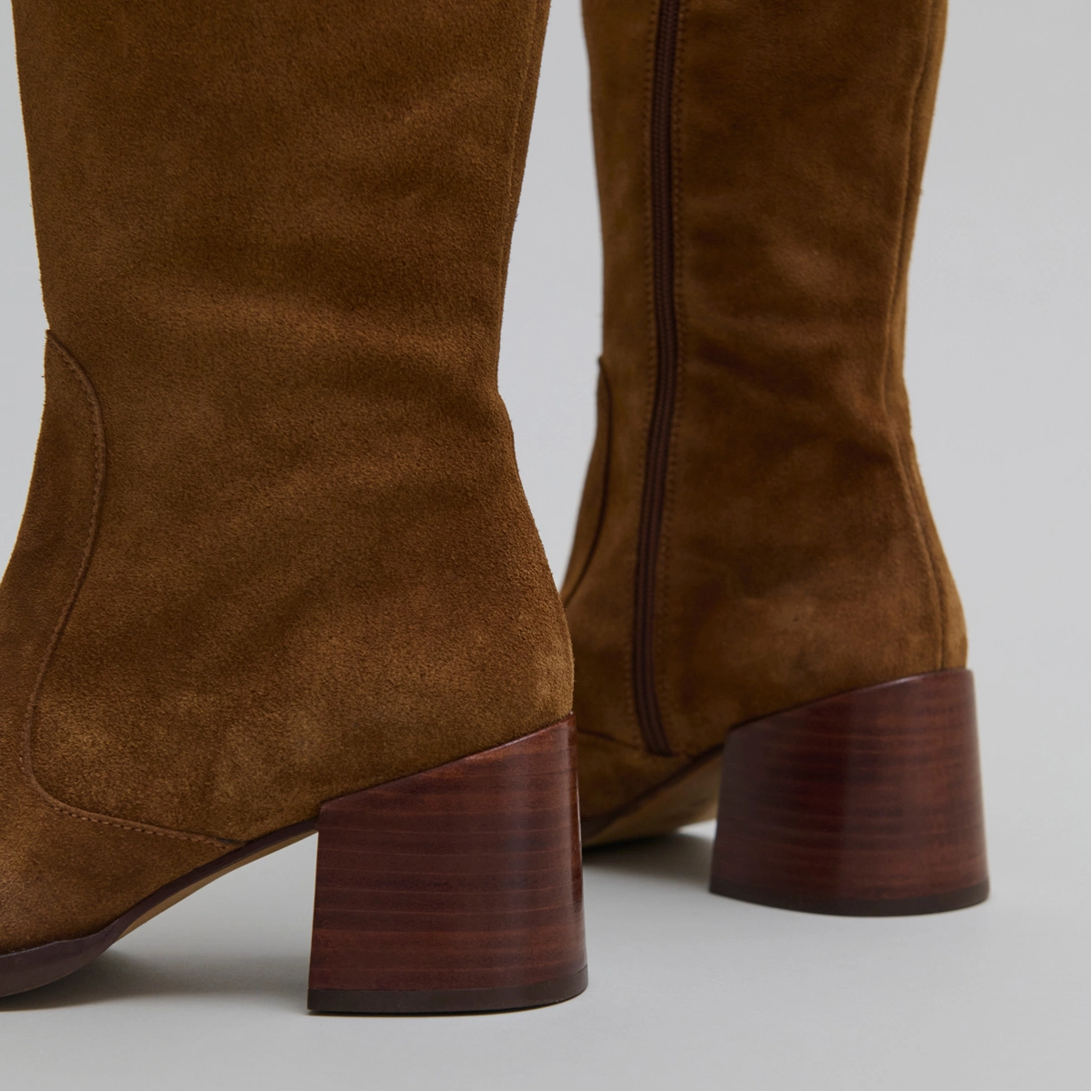 Boots with heels and rounded toes in cognac suede | BIENVENUE