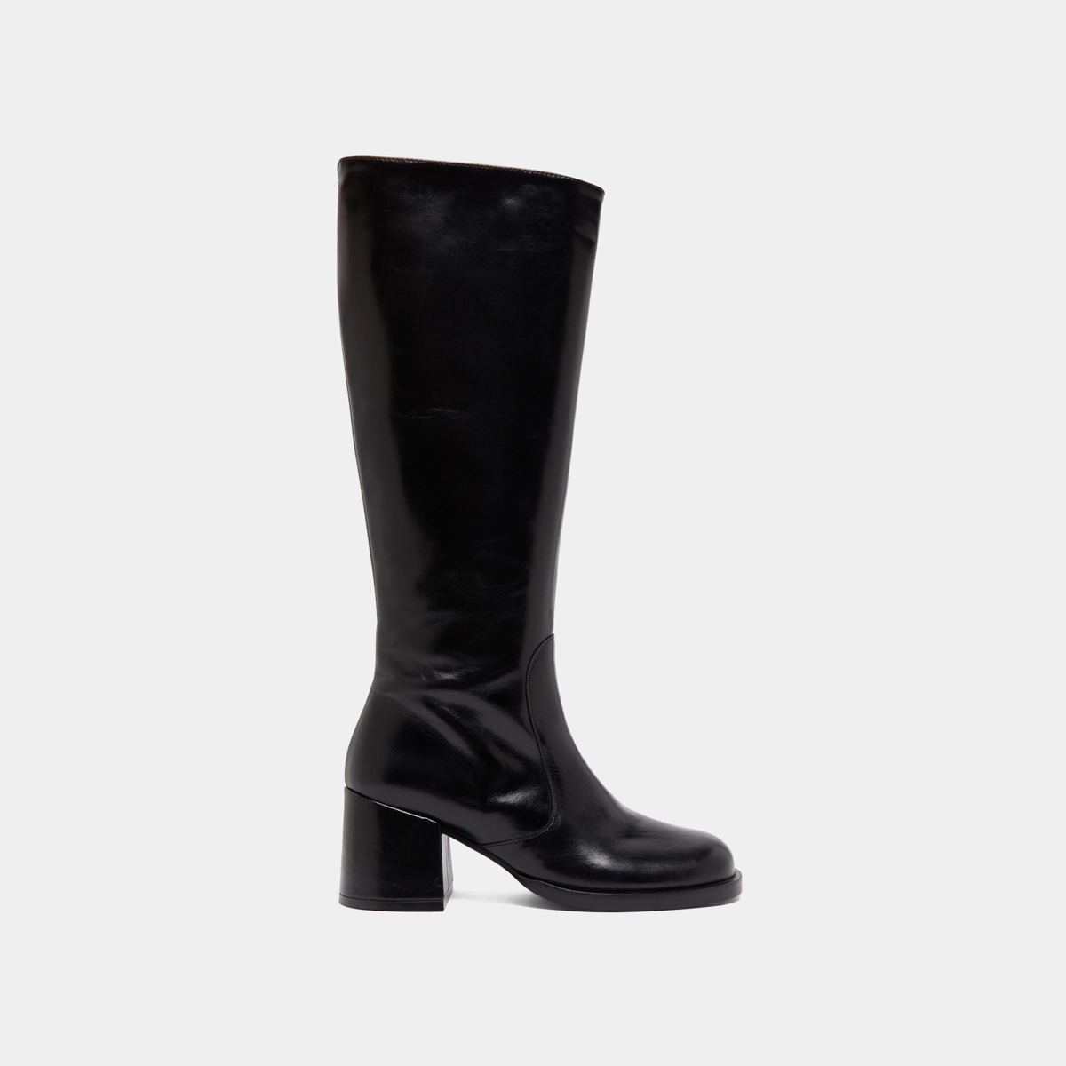 Boots with heels and rounded toes in black leather | BIENVENUE