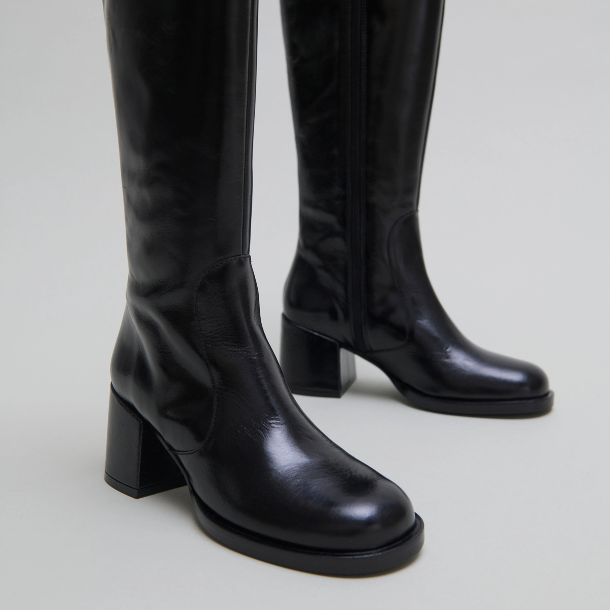 Boots with heels and rounded toes in black leather | BIENVENUE