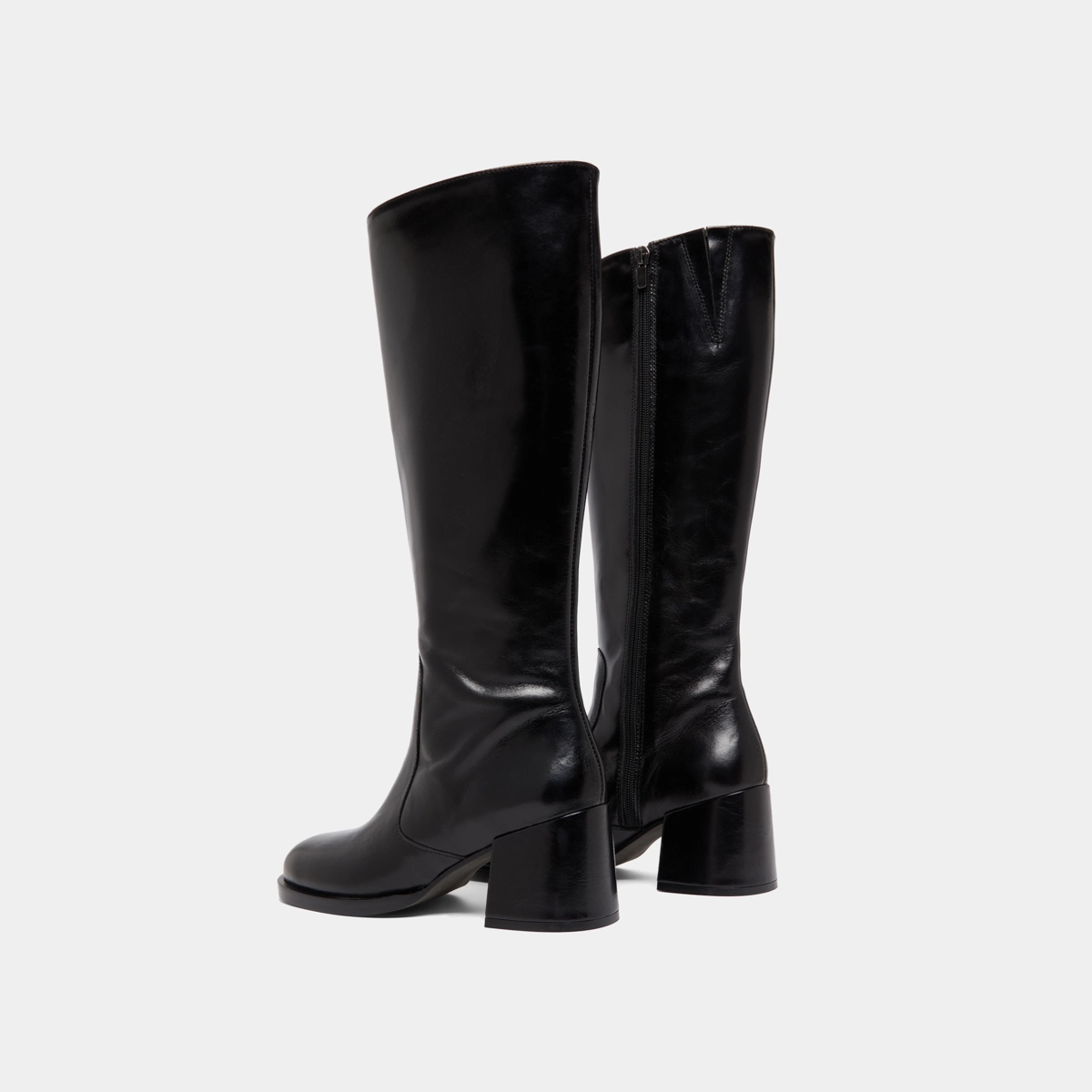 Boots with heels and rounded toes in black leather | BIENVENUE