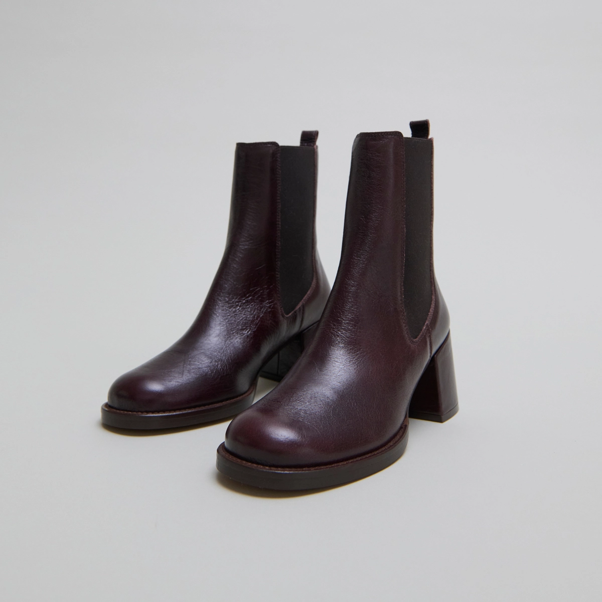 Heeled ankle boots with elastics in chocolate distressed leather | BIENVUE