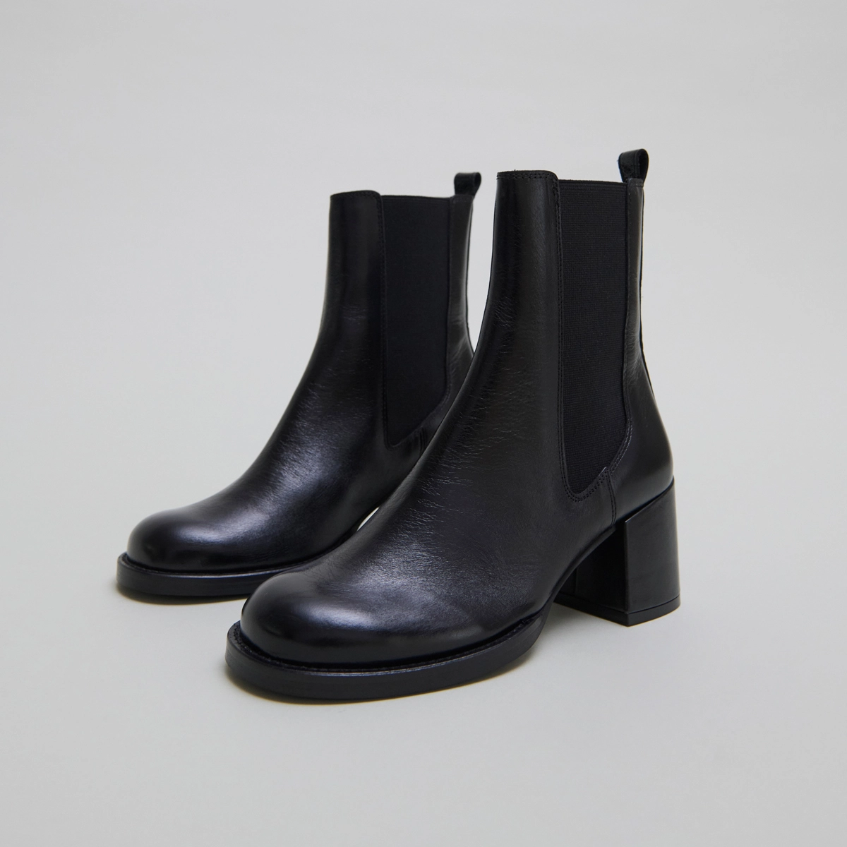 Heeled ankle boots with elastics in black distressed leather | BIENVUE
