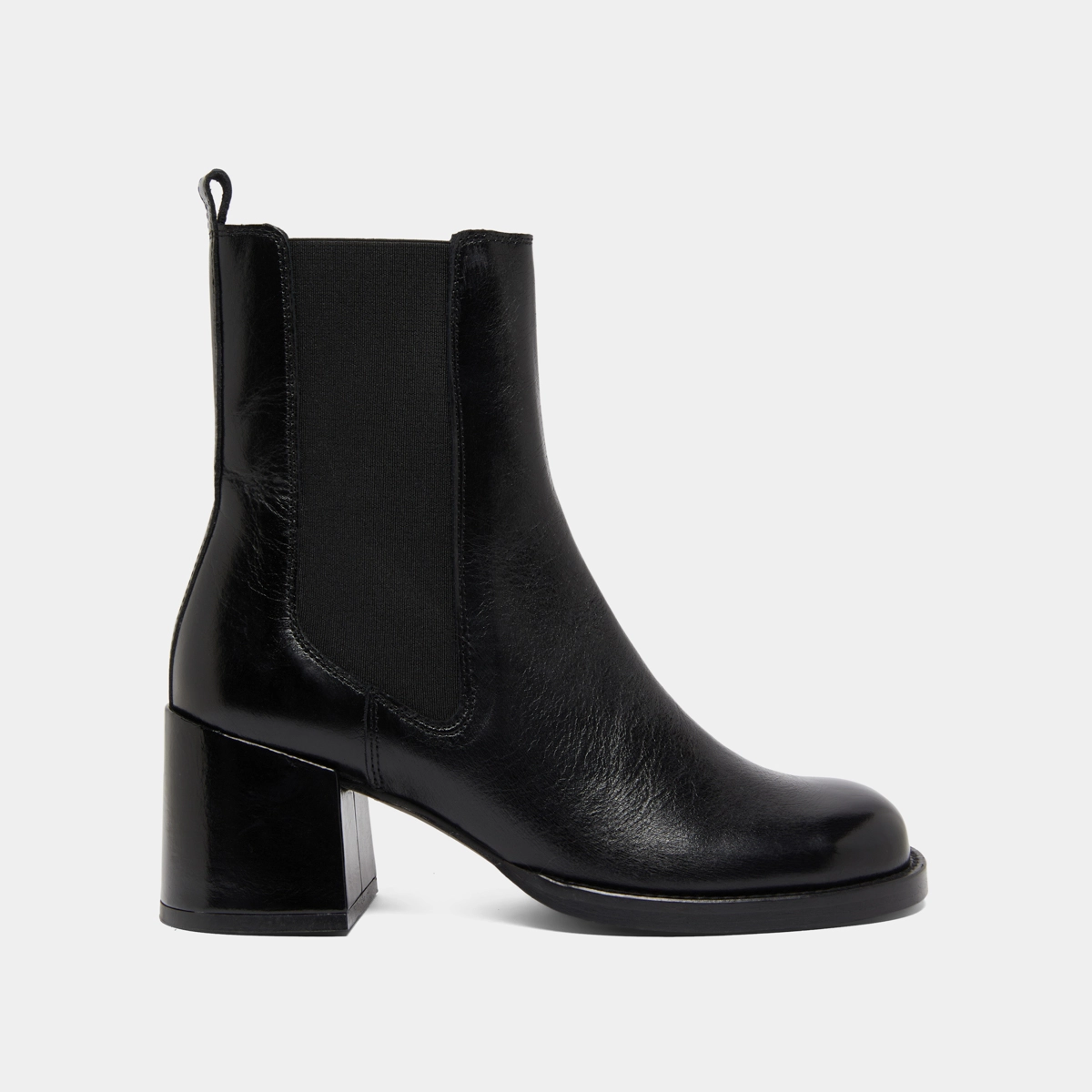 Heeled ankle boots with elastics in black distressed leather | BIENVUE