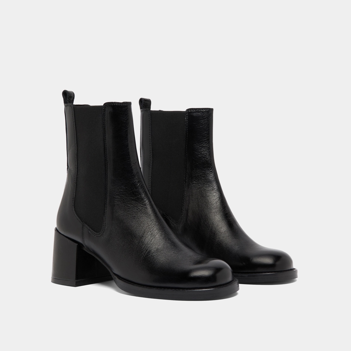 Heeled ankle boots with elastics in black distressed leather | BIENVUE