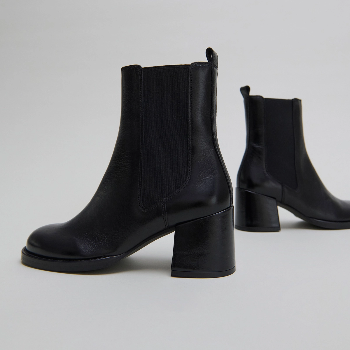 Heeled ankle boots with elastics in black distressed leather | BIENVUE