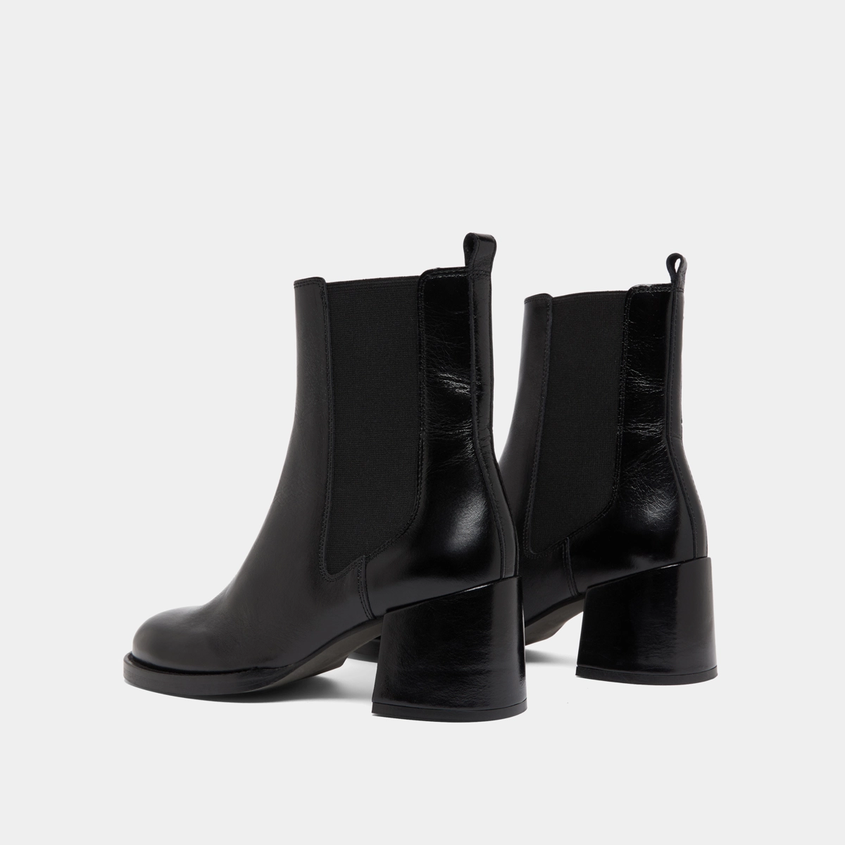 Heeled ankle boots with elastics in black distressed leather | BIENVUE