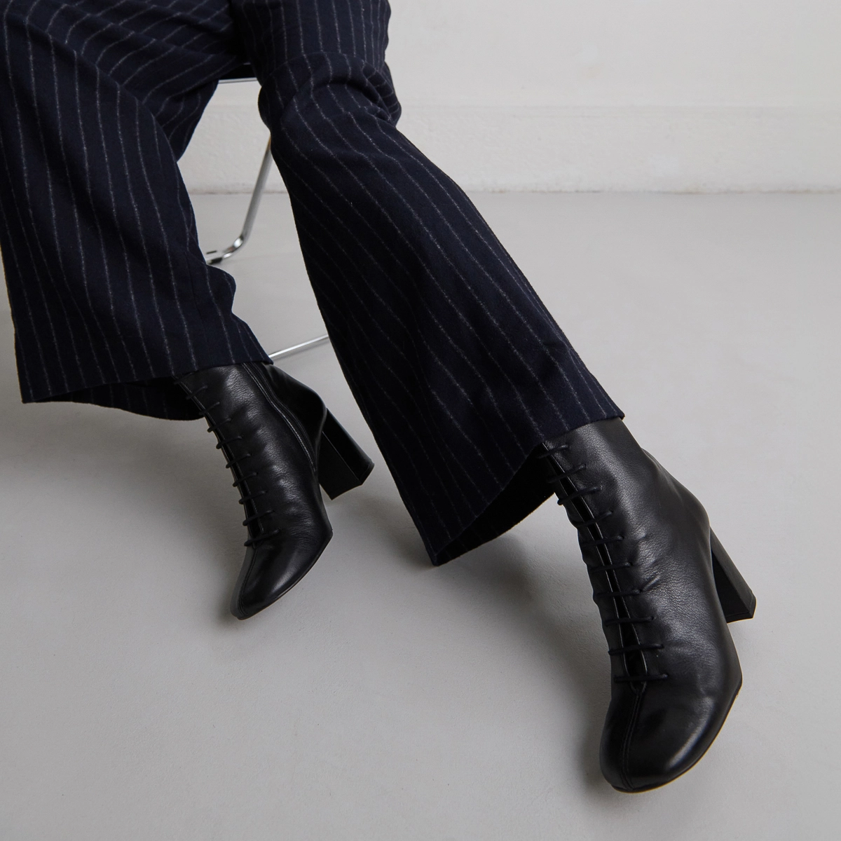 Heeled and lace-up ankle boots in black leather | BOSE