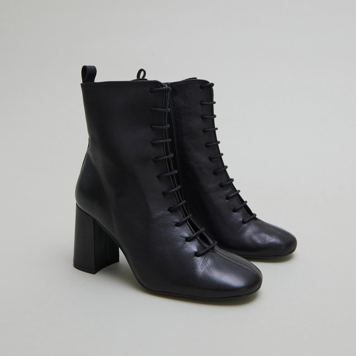 Heeled and lace-up ankle boots in black leather | BOSE