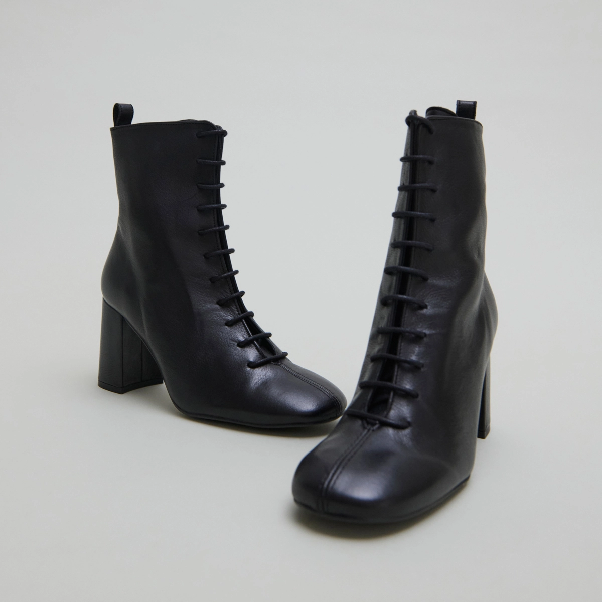 Heeled and lace-up ankle boots in black leather | BOSE