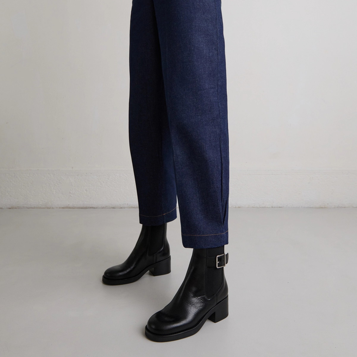 Lowboots with elastics and adjustable buckles in black leather | BOULOU