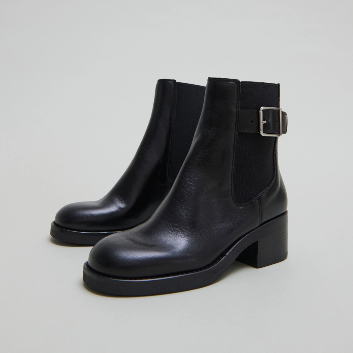 Lowboots with elastics and adjustable buckles in black leather | BOULOU
