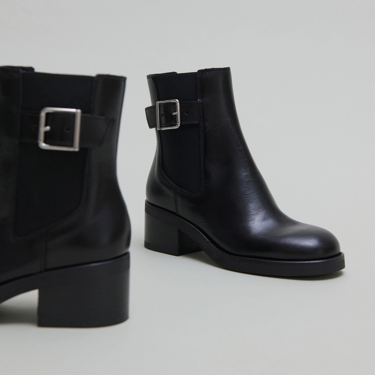 Lowboots with elastics and adjustable buckles in black leather | BOULOU