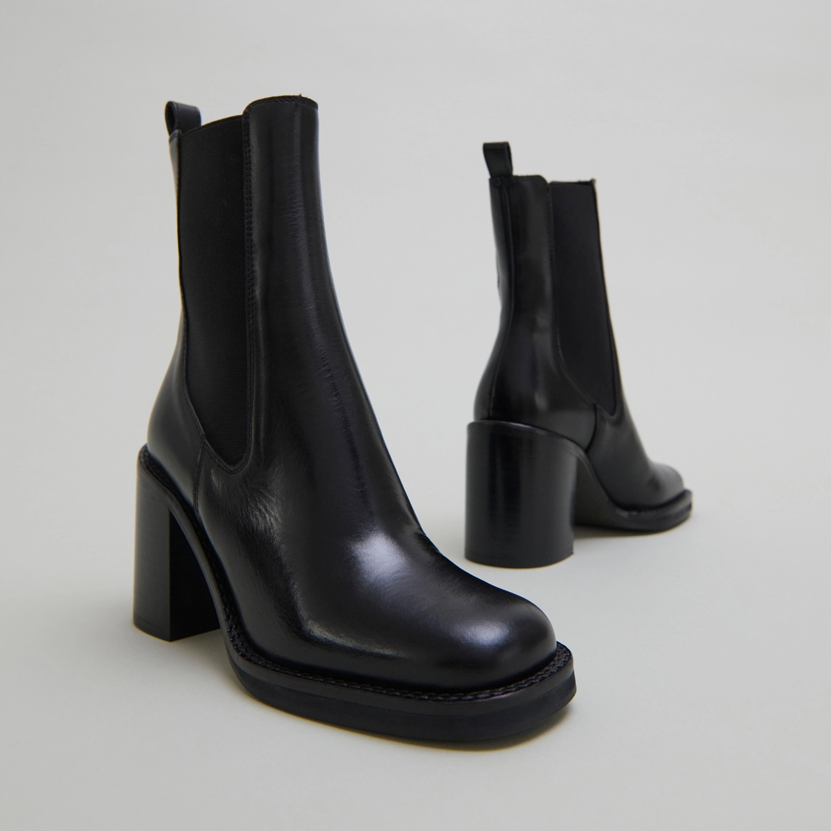 Ankle boots with overflowing heels in black leather | BRETZ