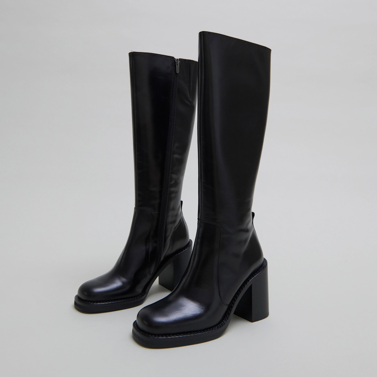Boots with overflowing heels in black leather | BRETZEL