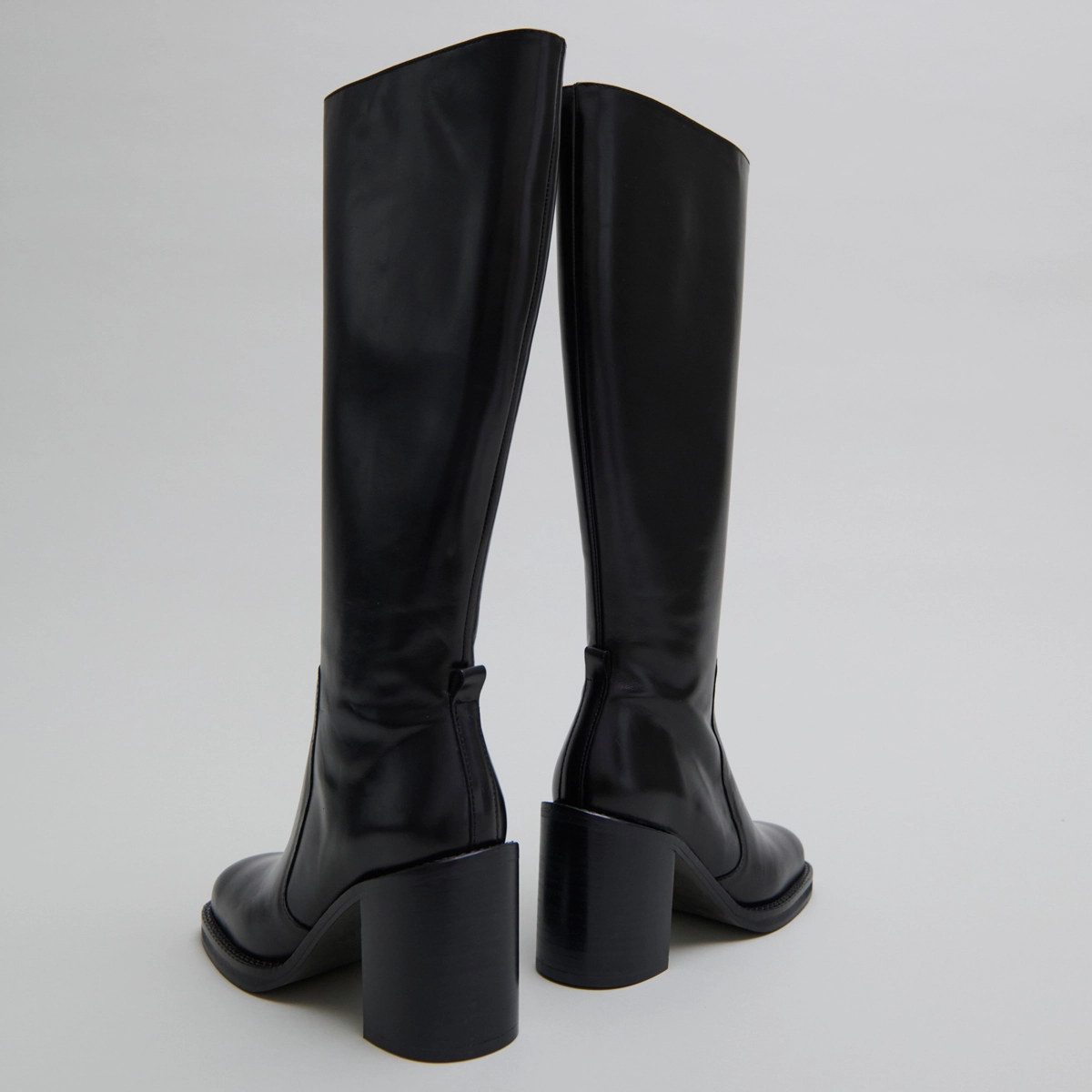 Boots with overflowing heels in black leather | BRETZEL