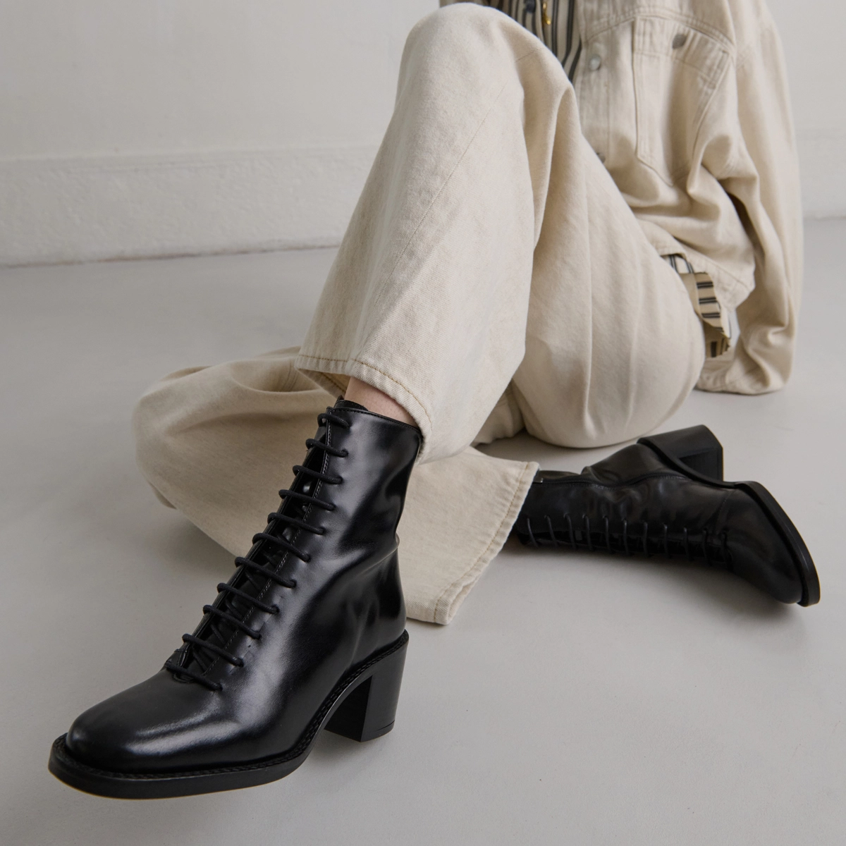 Ankle boots with laces in black leather | BRINDILLE