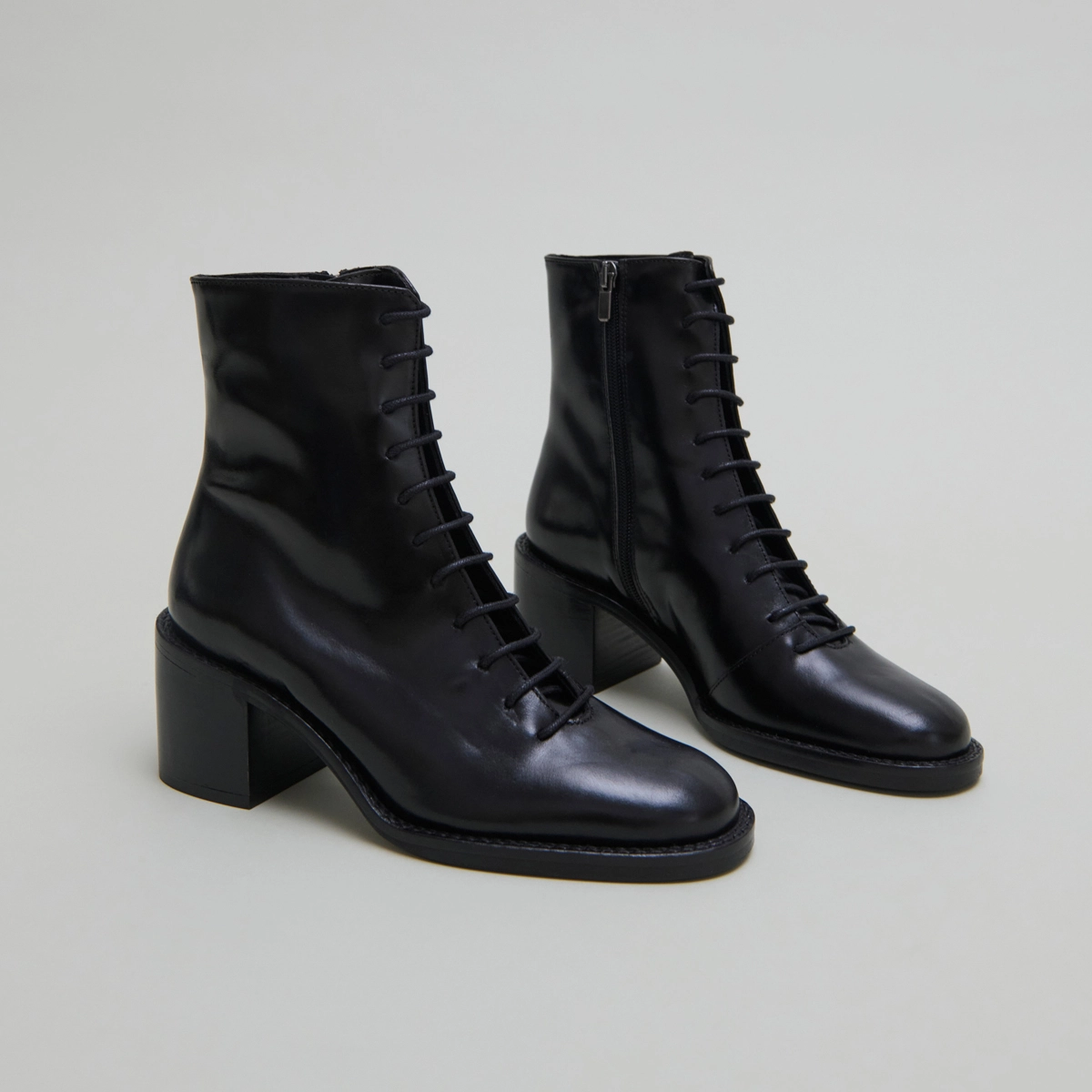 Ankle boots with laces in black leather | BRINDILLE