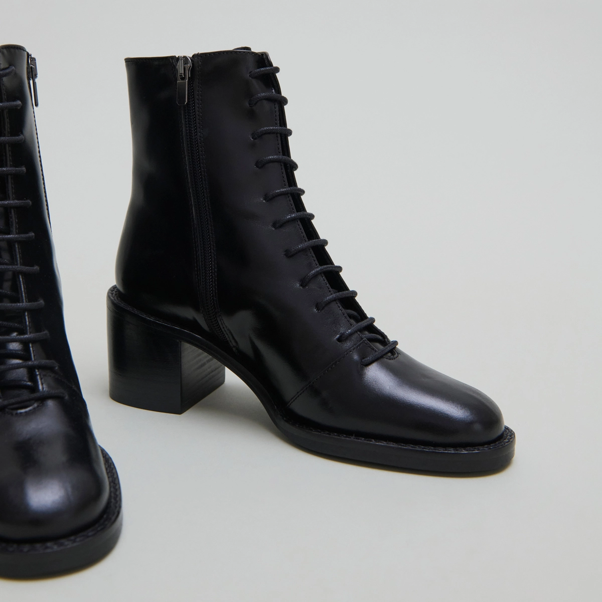 Ankle boots with laces in black leather | BRINDILLE