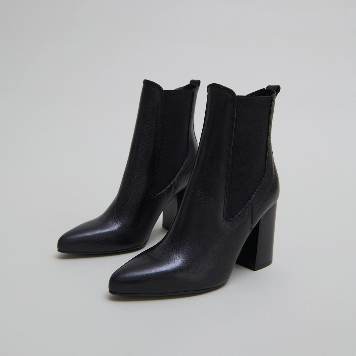 Heeled ankle boots with pointed toes in black grained leather | BROOK