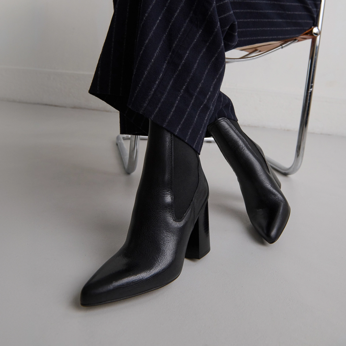 Heeled ankle boots with pointed toes in black grained leather | BROOK