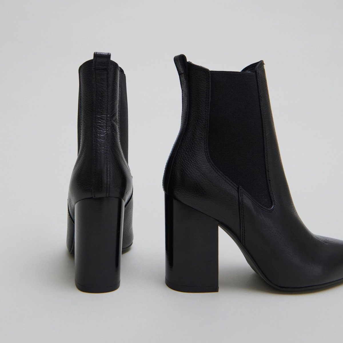 Heeled ankle boots with pointed toes in black grained leather | BROOK