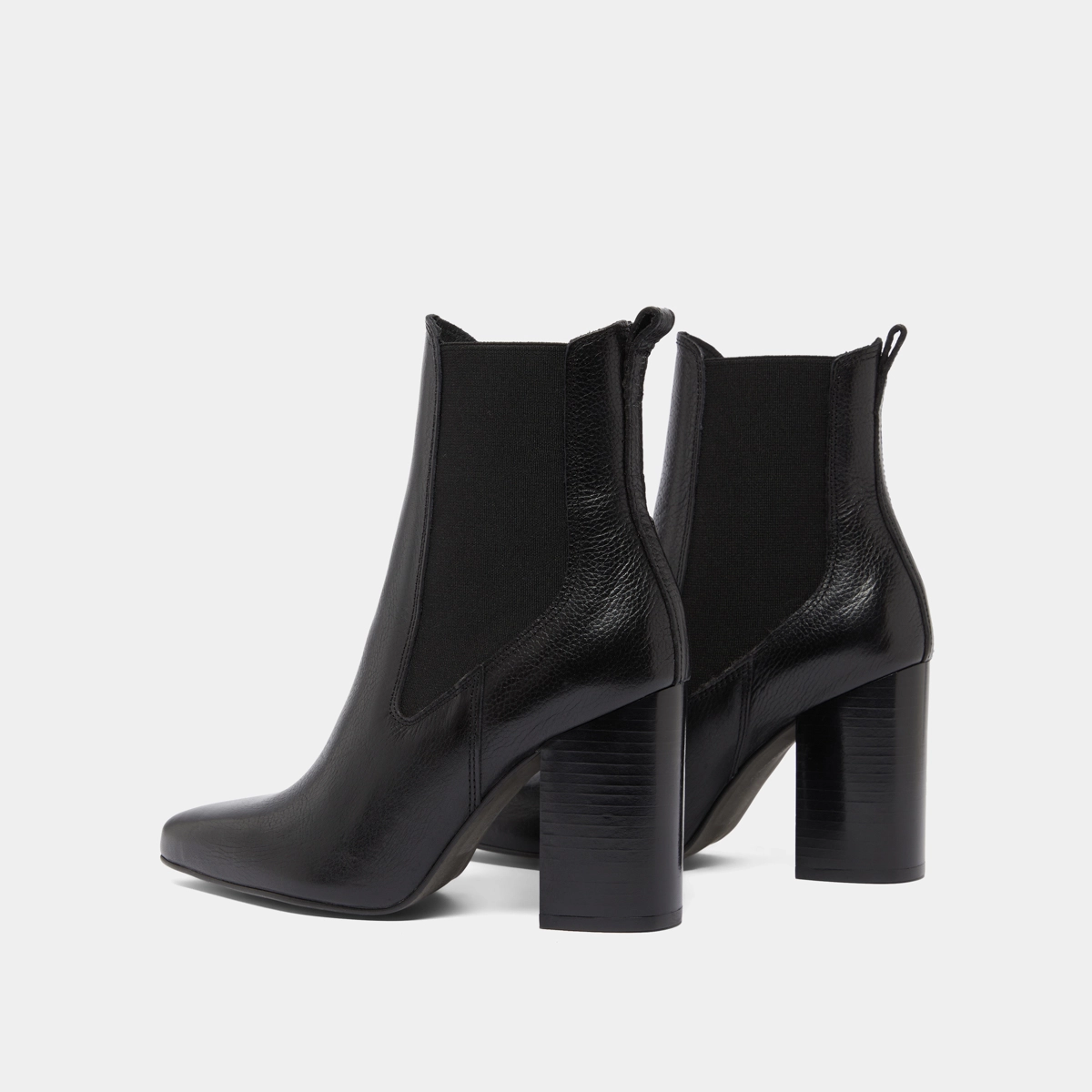 Heeled ankle boots with pointed toes in black grained leather | BROOK