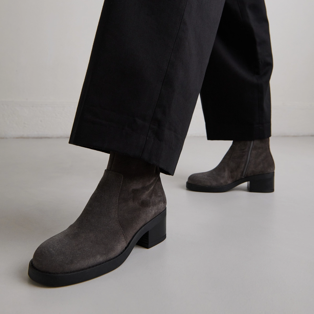 Lowboots with heels in grey suede | BUENA