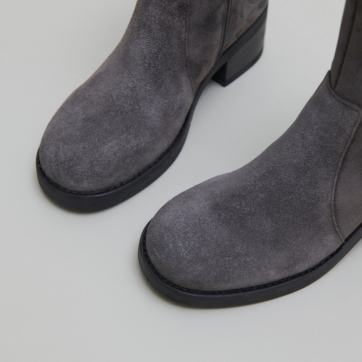 Lowboots with heels in grey suede | BUENA