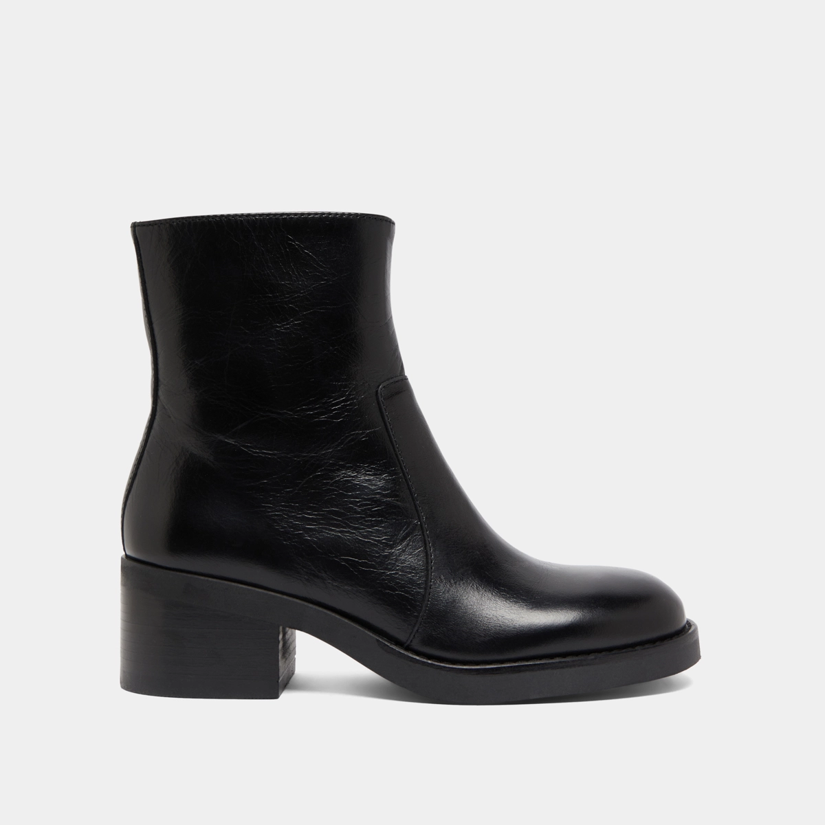 Lowboots with heels in black distressed leather | BUENA