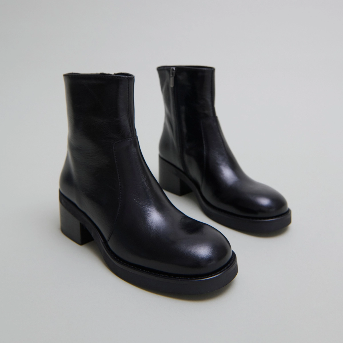 Lowboots with heels in black distressed leather | BUENA