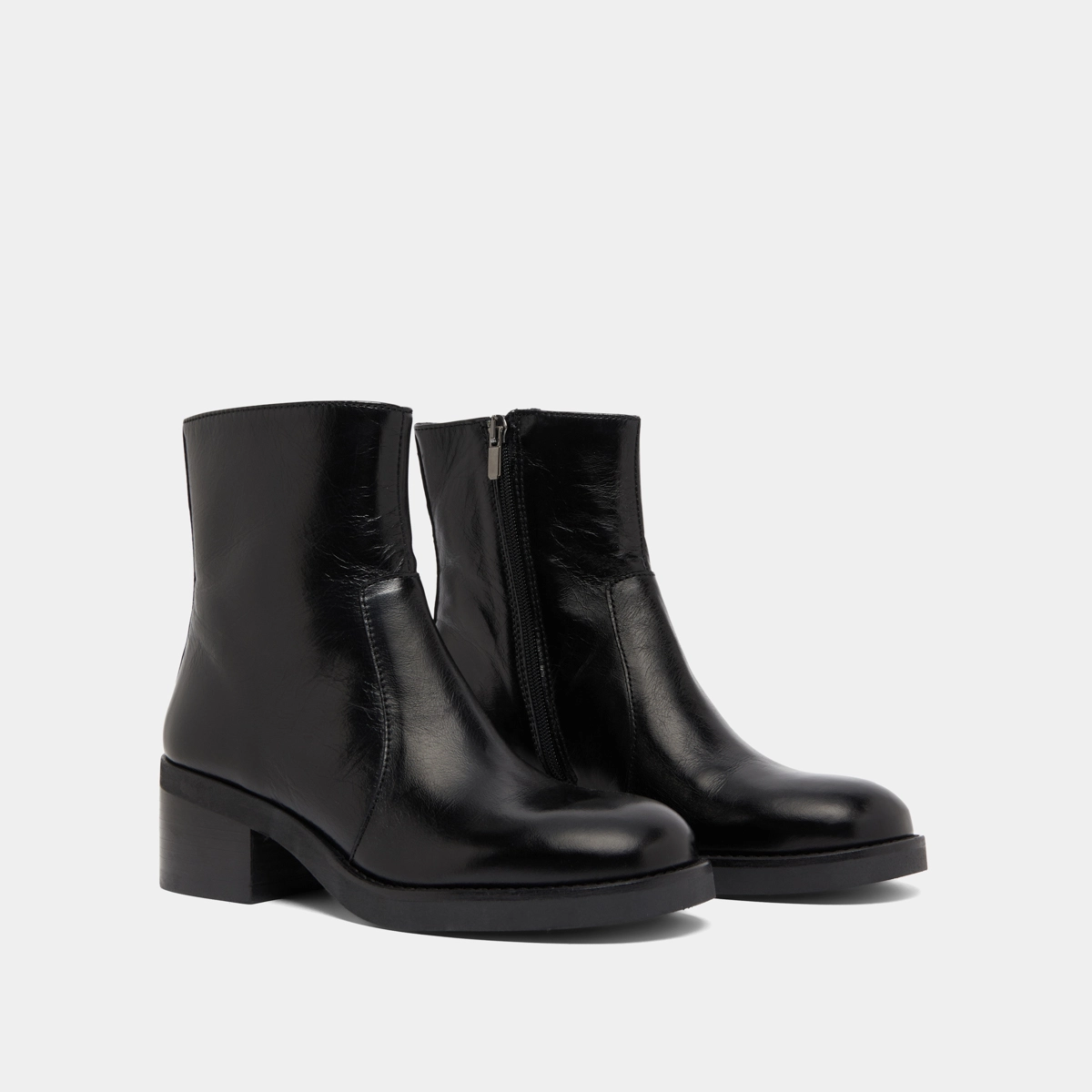 Lowboots with heels in black distressed leather | BUENA