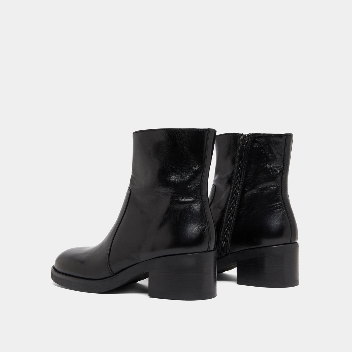Lowboots with heels in black distressed leather | BUENA