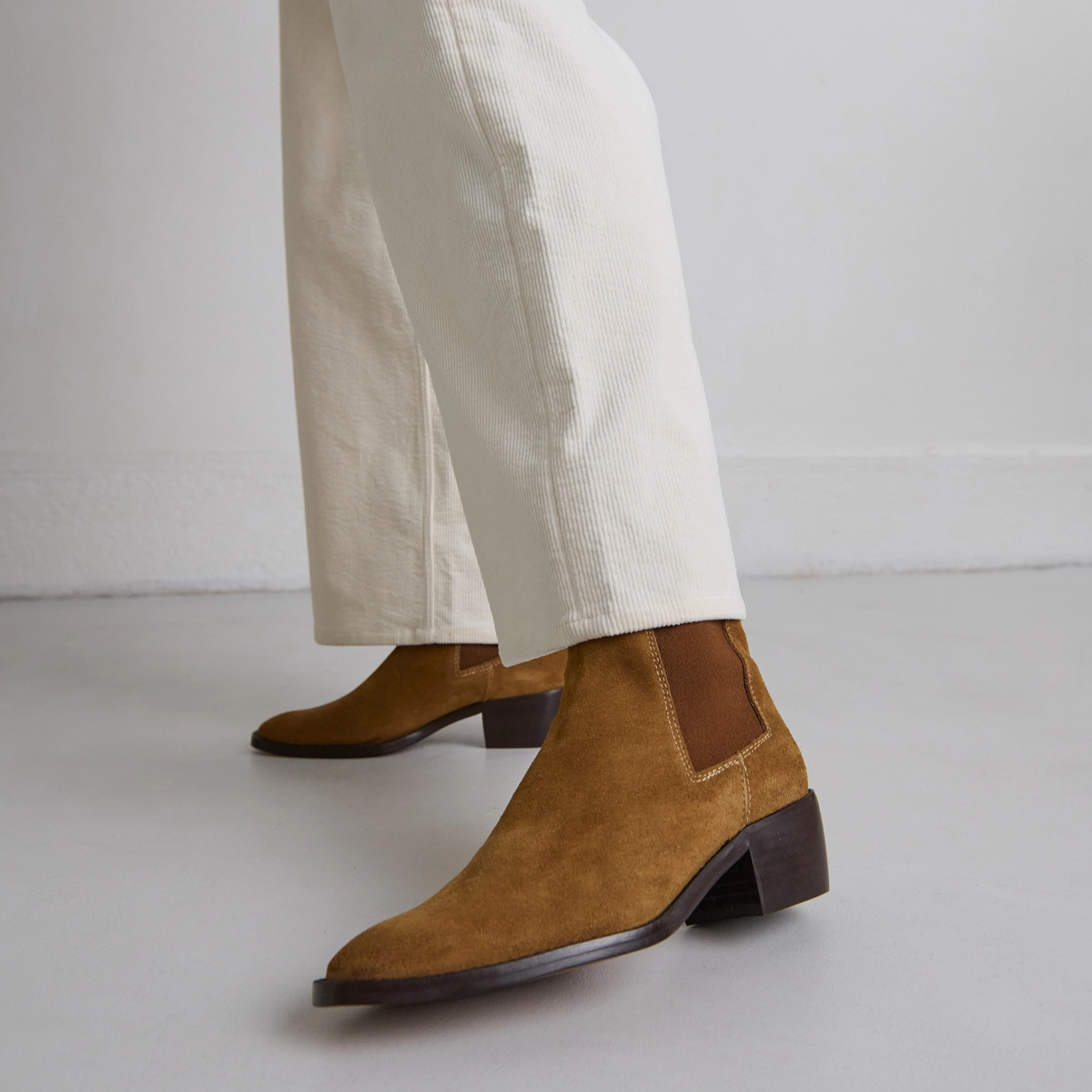 Lowboots with elastics in cognac suede | MAEVA