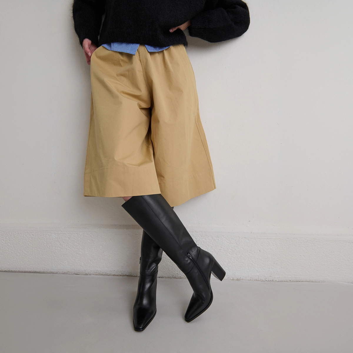 Boots with pointed toes in black leather | PLUME