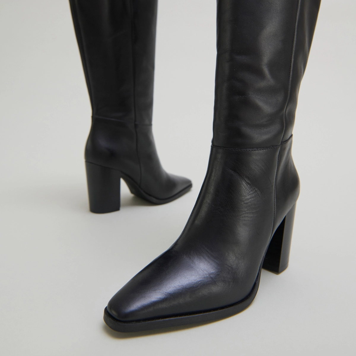 Boots with pointed toes in black leather | PLUME