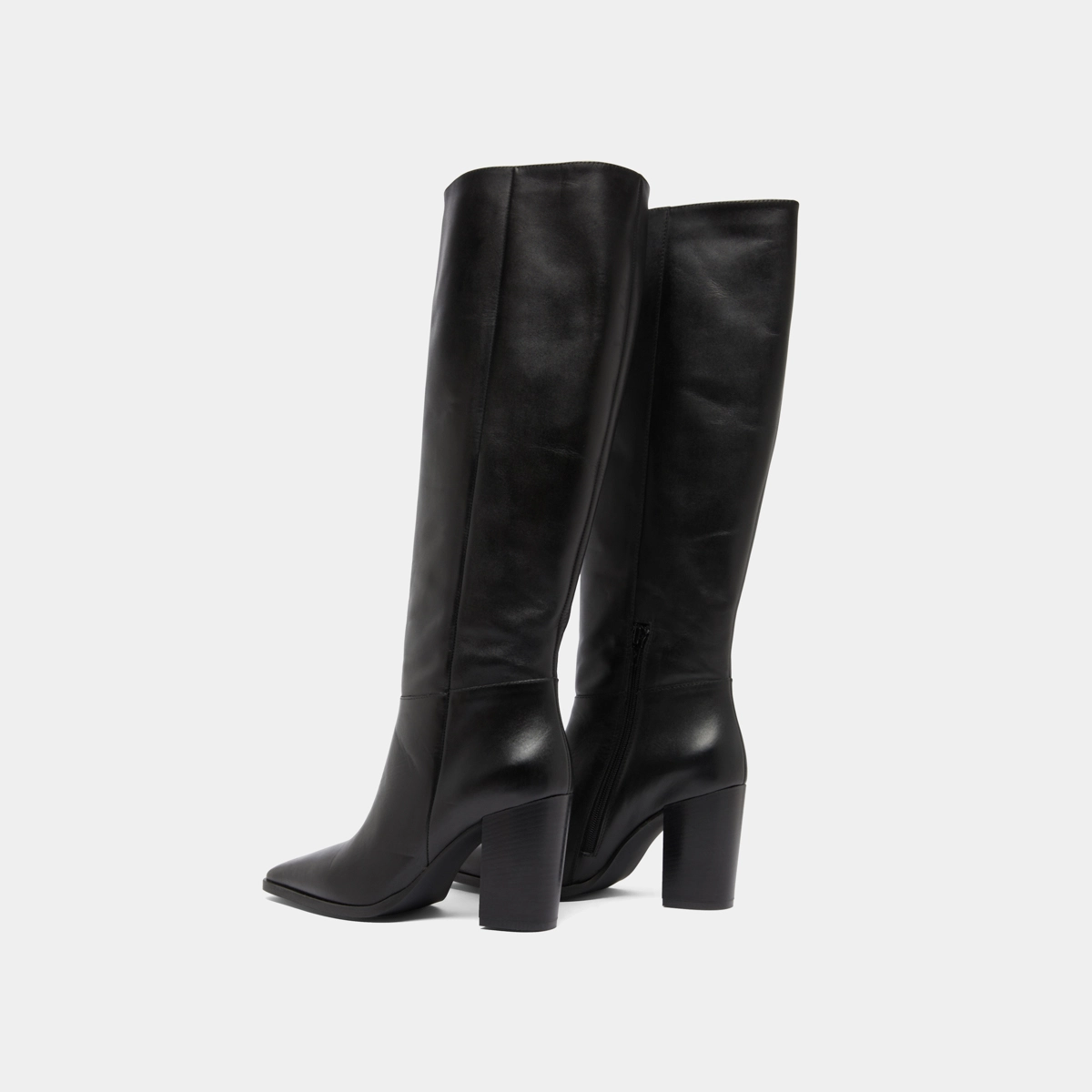 Boots with pointed toes in black leather | PLUME