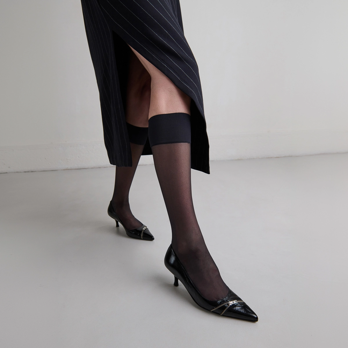 Pumps with zip in black shiny leather | DANIELA