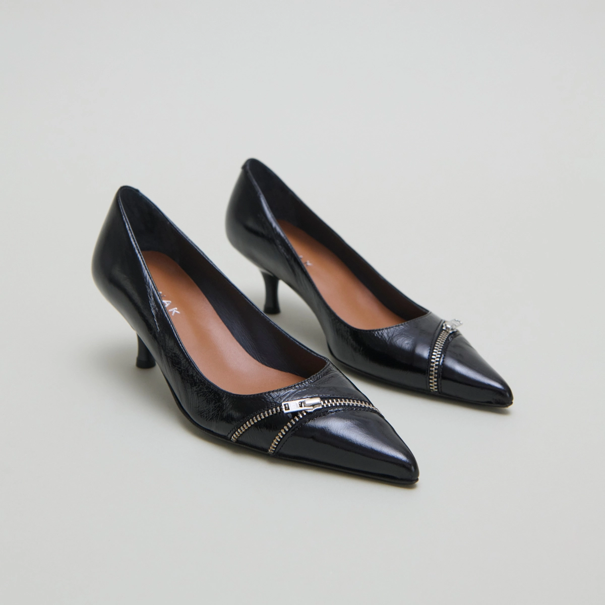 Pumps with zip in black shiny leather | DANIELA