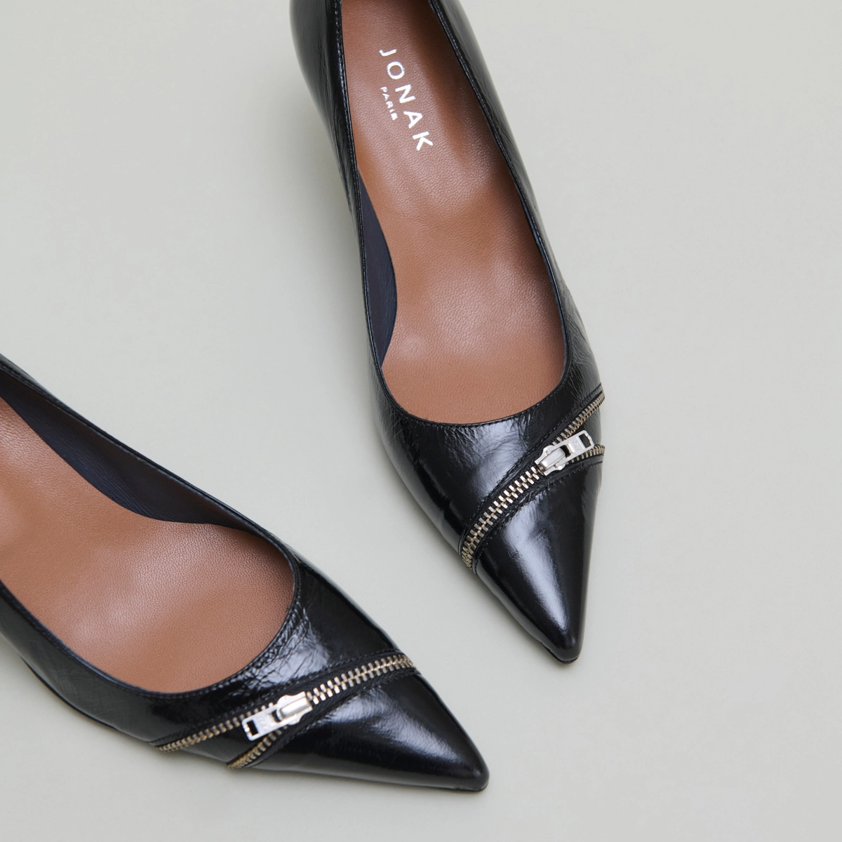 Pumps with zip in black shiny leather | DANIELA