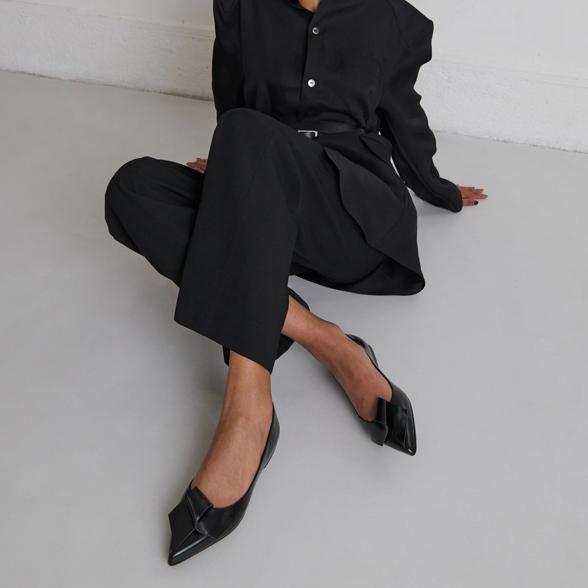 Ballet flats with pointed toes in black glazed leather | DEMO